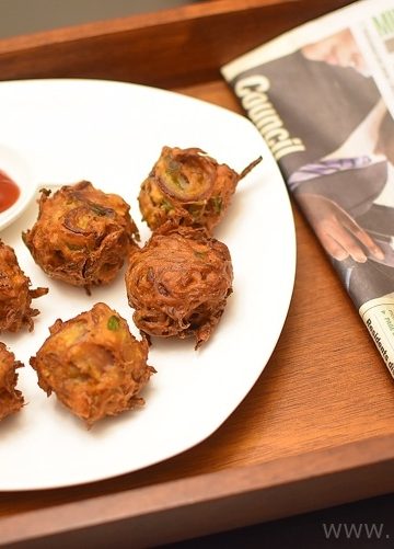 Onion Pakora / Onion Pakoda / Onion Pakodi / Vengaya pakoda / Crispy Onion Fritters