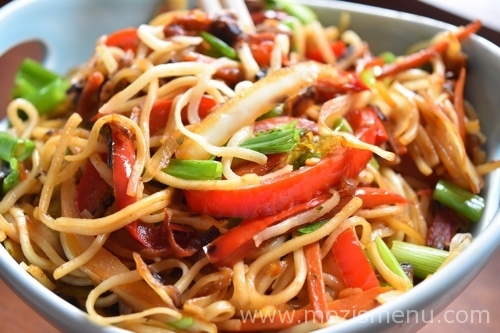 Indo-Chinese Veg Hakka Noodles / Chow Mein